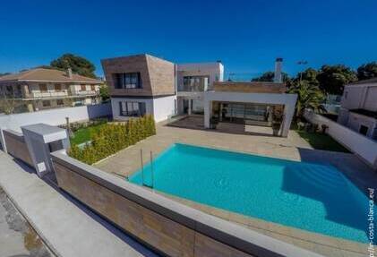 New spacious villa in Campoamor for sale