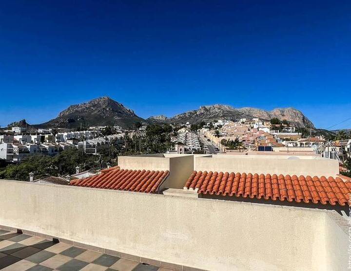 Chalet independiente con vistas al mar y a la montaña en La Nucí